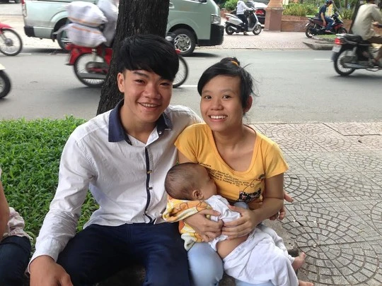 Đôi vợ chồng nhí cười híp mắt sau phiên xử