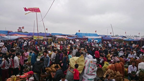 Chưa họp, chợ Viềng đã chật kín người ảnh 2