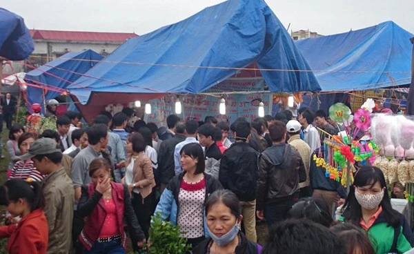 Chưa họp, chợ Viềng đã chật kín người ảnh 11