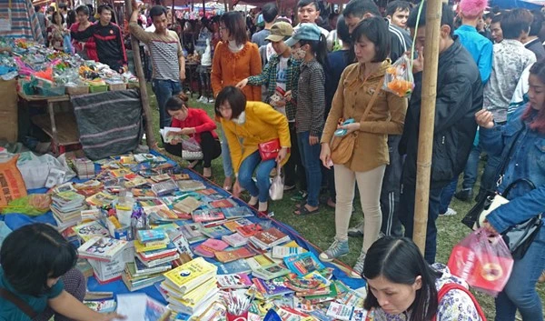 Chưa họp, chợ Viềng đã chật kín người ảnh 5