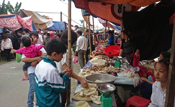 Chưa họp, chợ Viềng đã chật kín người ảnh 4