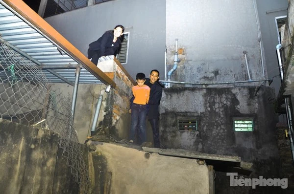 Trèo tường, leo mái nhà 'thoát thân' ở chợ Viềng ảnh 2