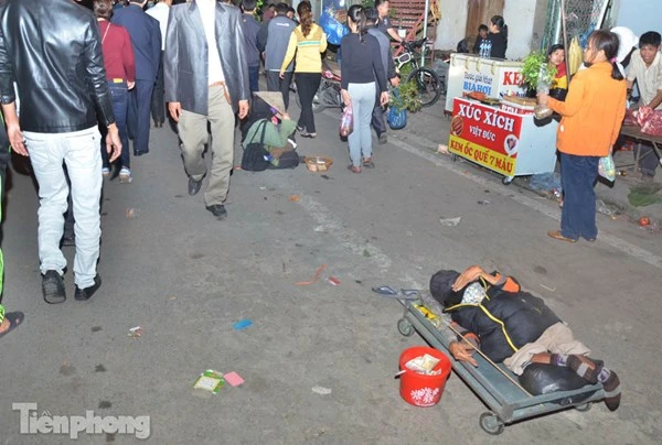 Trèo tường, leo mái nhà 'thoát thân' ở chợ Viềng ảnh 4