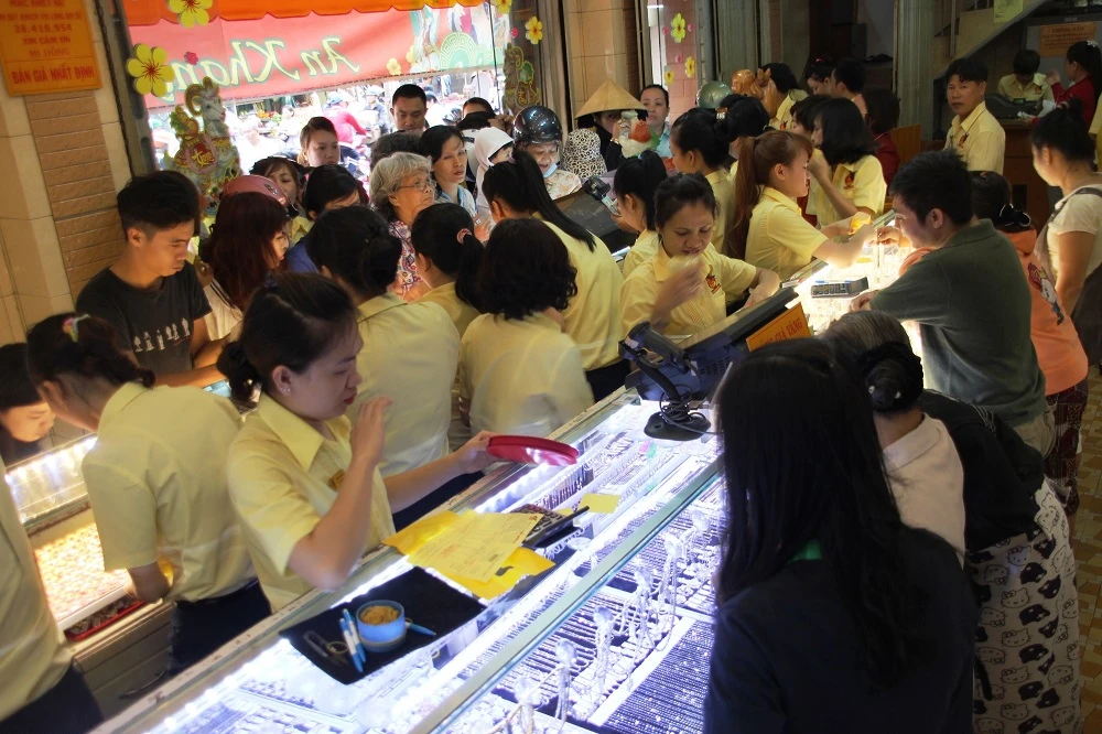 Dân đổ xô đi mua vàng ngày thần tài ảnh 3