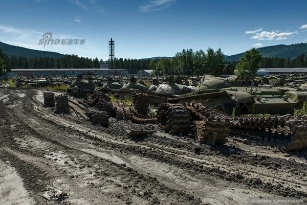 Tiếc ngẩn ngơ hàng trăm xe tăng Nga bị bỏ rơi ảnh 3