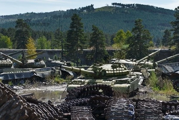 Tiếc ngẩn ngơ hàng trăm xe tăng Nga bị bỏ rơi ảnh 5