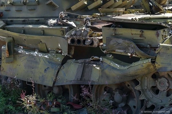 Tiếc ngẩn ngơ hàng trăm xe tăng Nga bị bỏ rơi ảnh 8