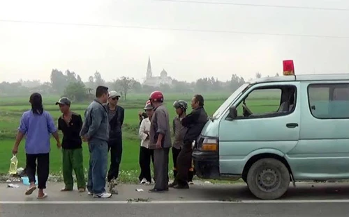 Phát hiện thi thể đàn ông biến dạng khủng khiếp ven đường ảnh 1