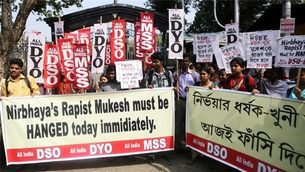 Bị cáo hiếp dâm bị lôi ra khỏi nhà tù, đập chết rồi treo lên cao ảnh 1