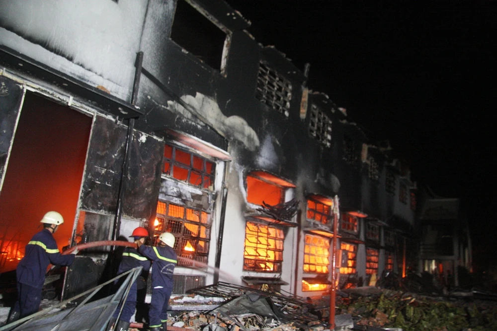 Hàng trăm lính cứu hỏa trắng đêm dập lửa ở công ty SamHo ảnh 10