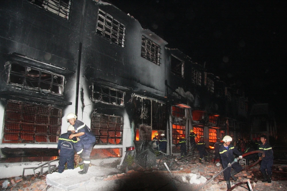 Hàng trăm lính cứu hỏa trắng đêm dập lửa ở công ty SamHo ảnh 11