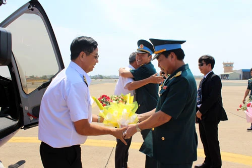 Đại tá Nguyễn Đức Hòa tặng hoa tổ bay. Ảnh: Xuân Nam.