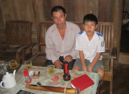 Tuấn cùng bố là Hà Văn Thành tại nhà riêng. Ảnh:Thành Tiến. hai-bo-con-tuan-9938-1426400006.jpg