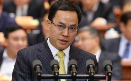 Chính trị gia Trung Quốc bị ném đá vì mải quảng cáo công ty tại nghị trường