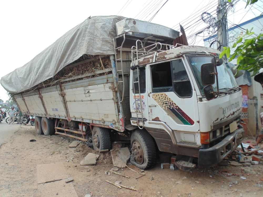 Xe tải chở mía bất ngờ chuyển hướng húc sập mặt tiền nhà dân ảnh 1