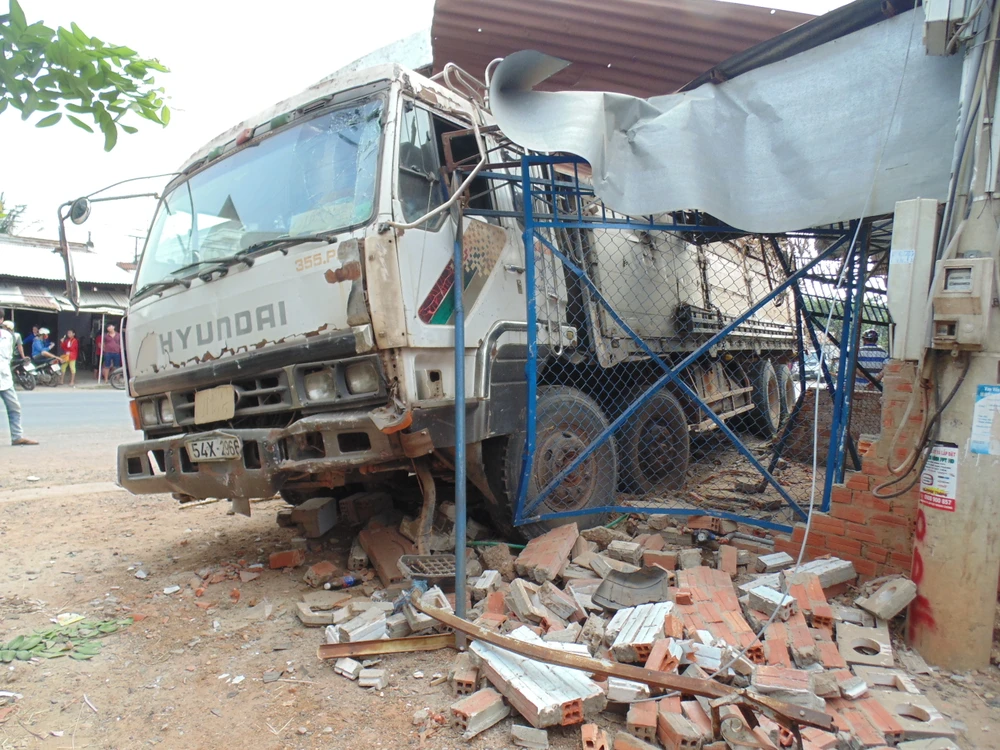 Xe tải chở mía bất ngờ chuyển hướng húc sập mặt tiền nhà dân ảnh 3