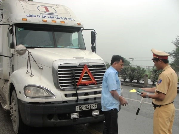 Đề nghị xử lý hình sự lái xe chở quá tải hoặc có dấu hiệu say xỉn ảnh 1