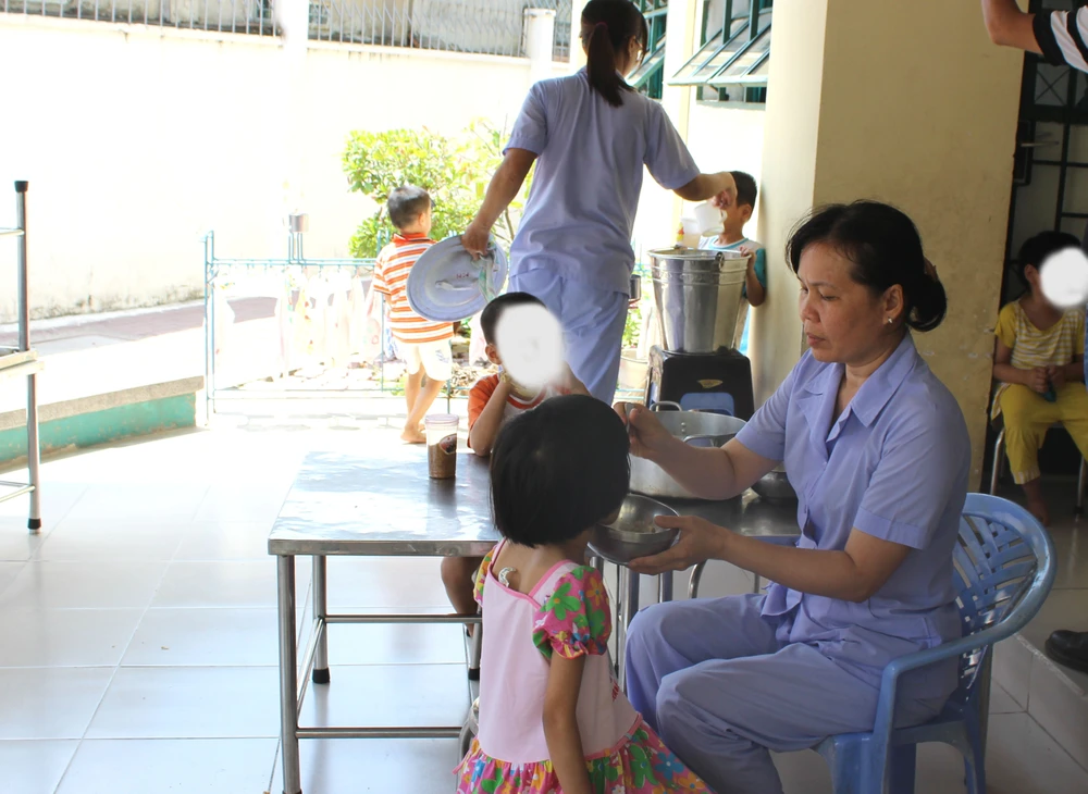 Thanh tra Sở vào cuộc vụ năm bảo mẫu đánh trẻ nhiễm HIV ảnh 3