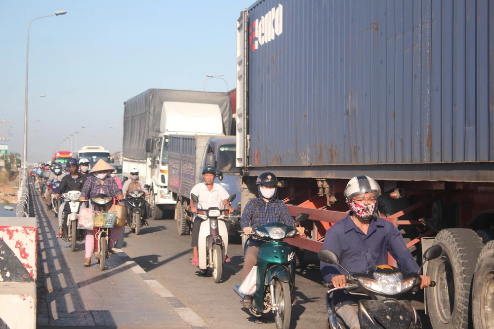 Kẹt xe trong ngày đầu tiên trạm thu phí cầu Đồng Nai mới hoạt động ảnh 2