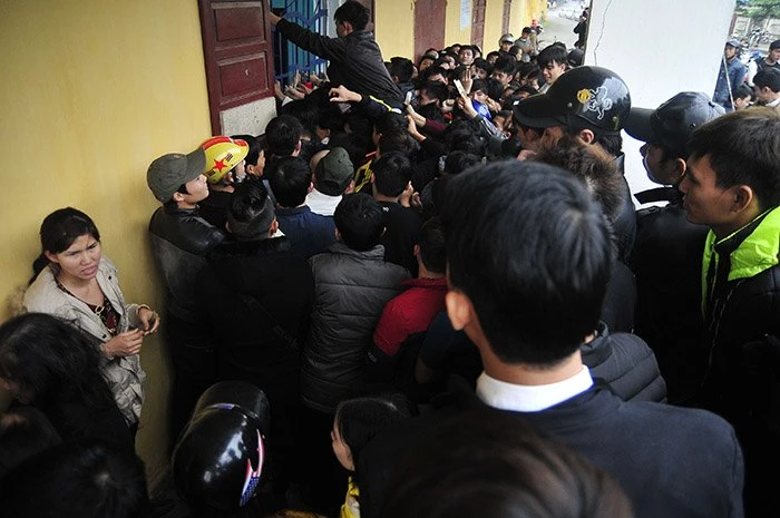 Mua vé, Công Phượng, SLNA, HAGL