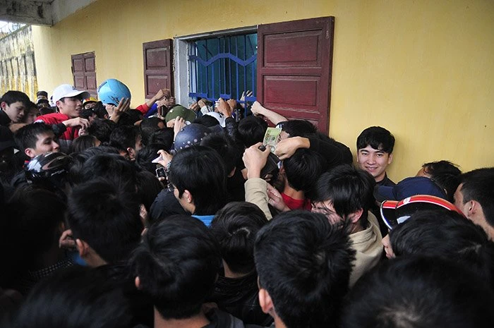 Mua vé, Công Phượng, SLNA, HAGL