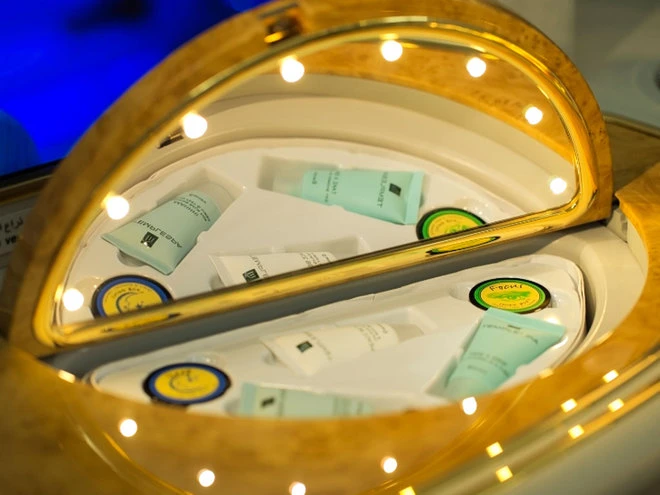 Khoang hạng nhất dát vàng trên máy bay Emirates ảnh 7