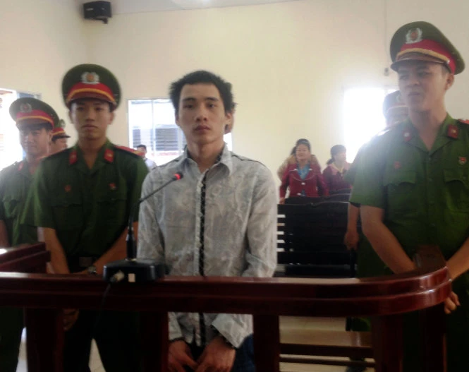 Lò Văn Phóng trước vành móng ngựa