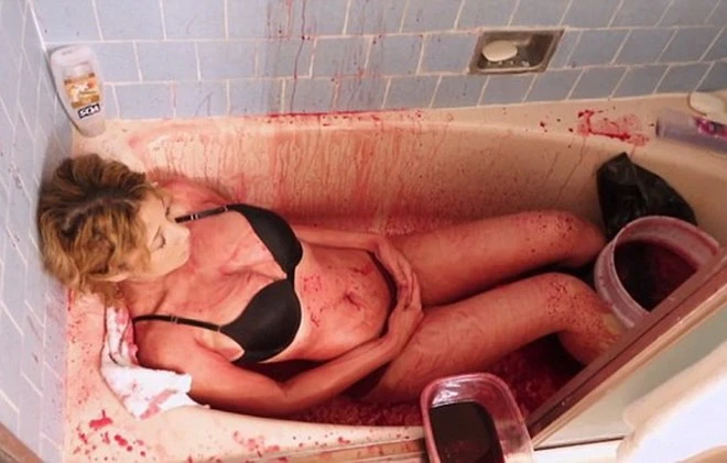 Cô gái 19 tuổi gây sốc khi tiết lộ tắm bằng... tiết lợn để 'giữ thanh xuân' ảnh 2