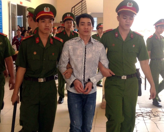 Lò Văn Phóng bị dẫn giải ra xe đặc chủng sau phiên tòa ngày 16-4 - Ảnh: Thục Vy