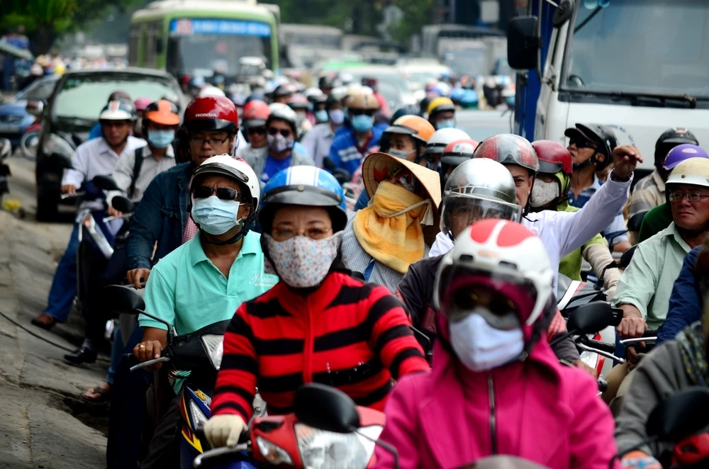 Lần đầu tiên kẹt xe hàng giờ trên đại lộ Phạm Văn Đồng ảnh 1