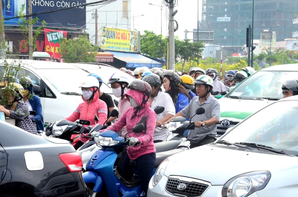 Lần đầu tiên kẹt xe hàng giờ trên đại lộ Phạm Văn Đồng ảnh 4
