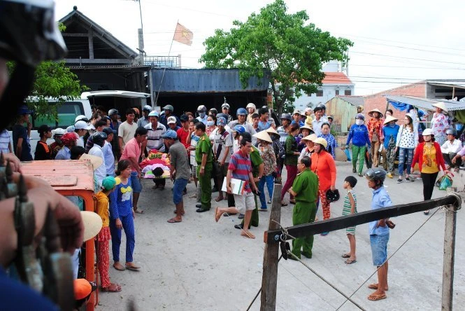 Người dân theo dõi vụ việc sau khi công an phá trường gà - Ảnh: Đ.T.