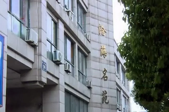 Mẹ tử vong vì con trai 2 tuổi vô tình đẩy ngã xuống giếng thang máy ảnh 1