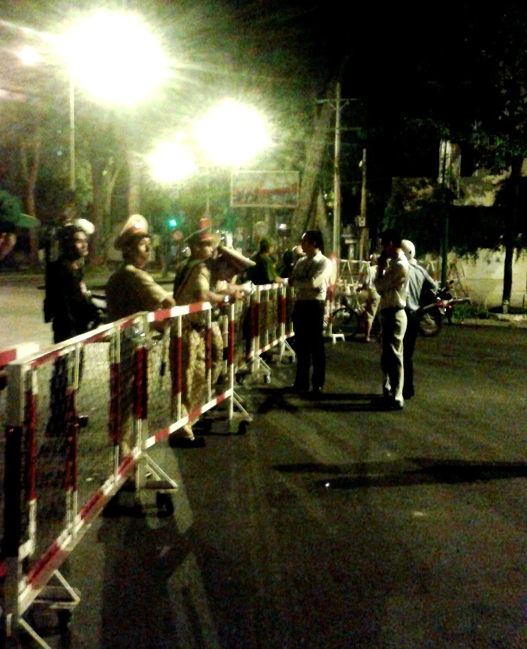 9h30 sáng nay lệnh cấm đường được dỡ bỏ, người dân đi lại bình thường ảnh 2