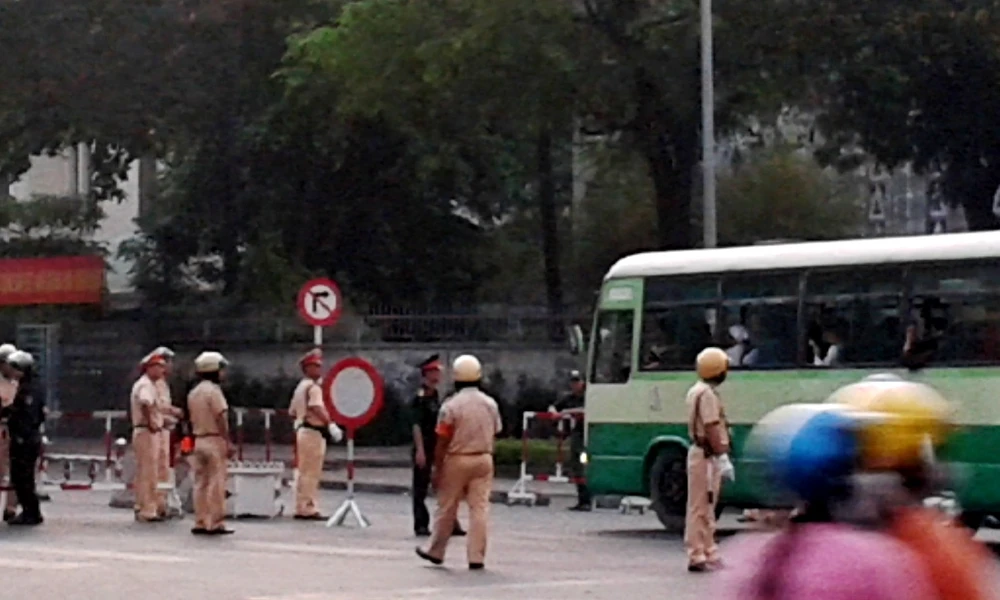 9h30 sáng nay lệnh cấm đường được dỡ bỏ, người dân đi lại bình thường ảnh 3