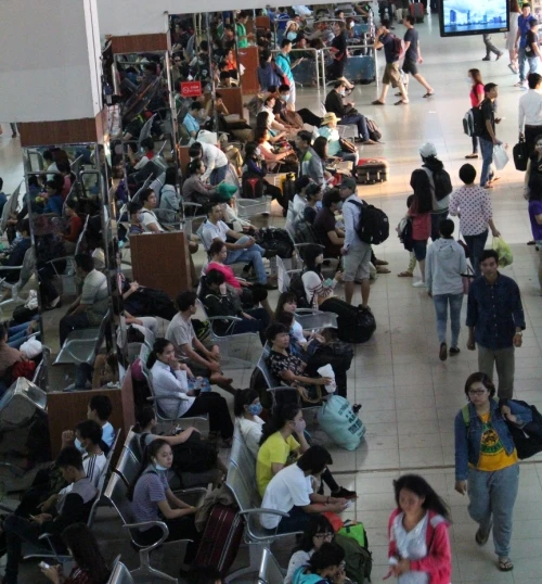 Bến xe miền Đông bắt đầu nghẹt người về quê sớm ảnh 1