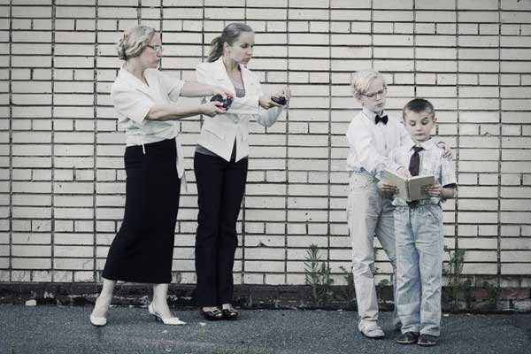 Bộ ảnh, các bà mẹ, 'thức tỉnh', nuôi dạy con