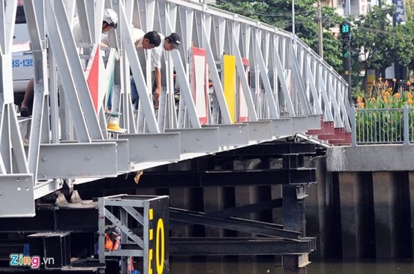 Mỗi ngày vớt hàng trăm ký cá chết ở kênh Nhiêu Lộc ảnh 7