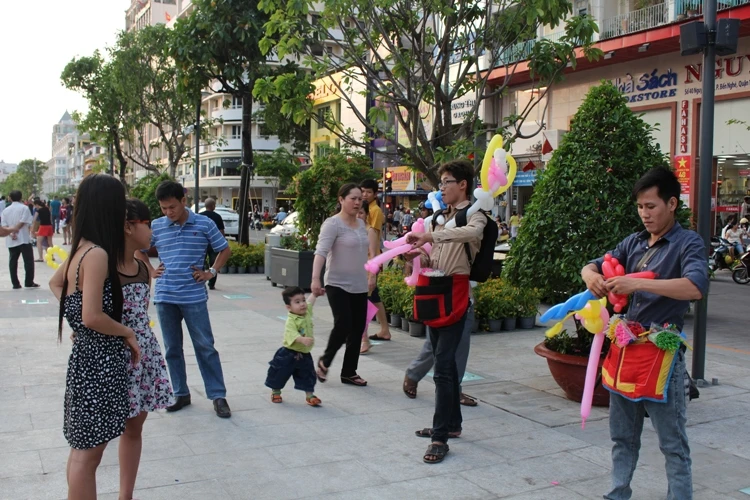 Chiều cuối tuần rộn rã ở phố đi bộ Nguyễn Huệ ảnh 9