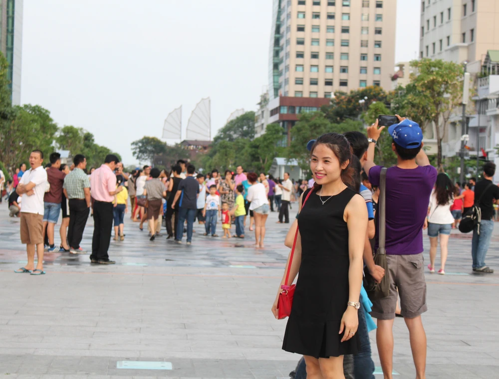 Chiều cuối tuần rộn rã ở phố đi bộ Nguyễn Huệ ảnh 12