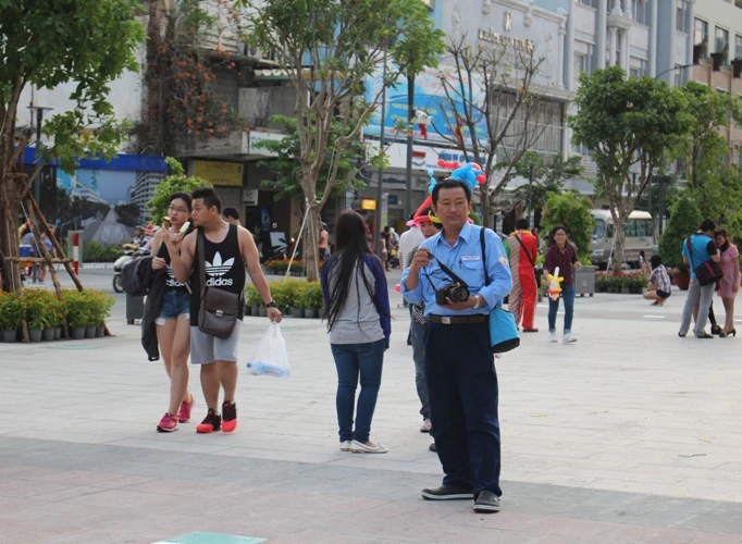 Chiều cuối tuần rộn rã ở phố đi bộ Nguyễn Huệ ảnh 13