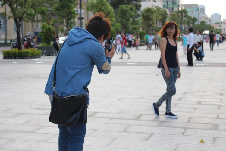 Chiều cuối tuần rộn rã ở phố đi bộ Nguyễn Huệ ảnh 5