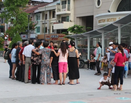 Chiều cuối tuần rộn rã ở phố đi bộ Nguyễn Huệ ảnh 8