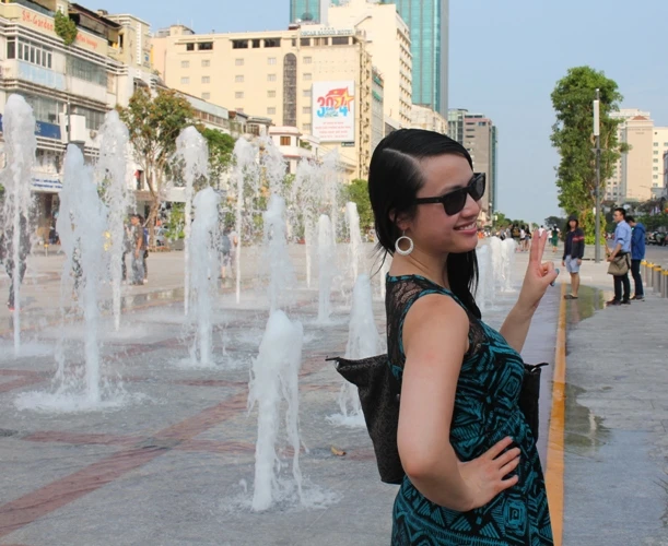 Chiều cuối tuần rộn rã ở phố đi bộ Nguyễn Huệ ảnh 14