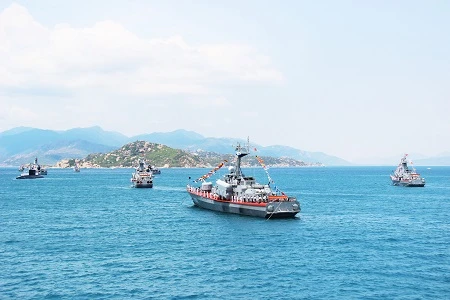 Tàu ngầm Kilo trình diễn dịp kỷ niệm 60 năm thành lập Hải quân Việt Nam