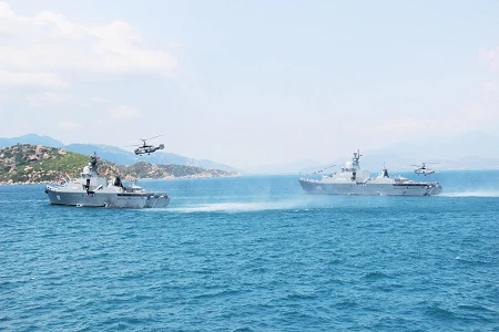 Tàu ngầm Kilo trình diễn dịp kỷ niệm 60 năm thành lập Hải quân Việt Nam