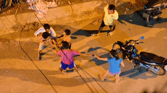 Nhóm thanh niên này lao vào đánh nhau sau một chầu nhậu tại Q.2 (TP.HCM) - Ảnh: Hữu Khoa