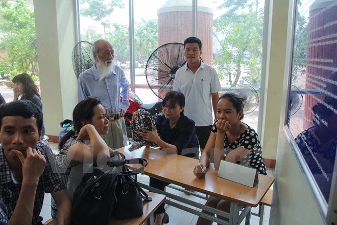 Phụ huynh mướt mồ hôi 'vây' trường mua hồ sơ ảnh 10