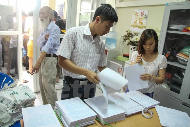 Phụ huynh mướt mồ hôi 'vây' trường mua hồ sơ ảnh 1