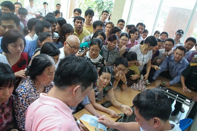 Phụ huynh mướt mồ hôi 'vây' trường mua hồ sơ ảnh 2